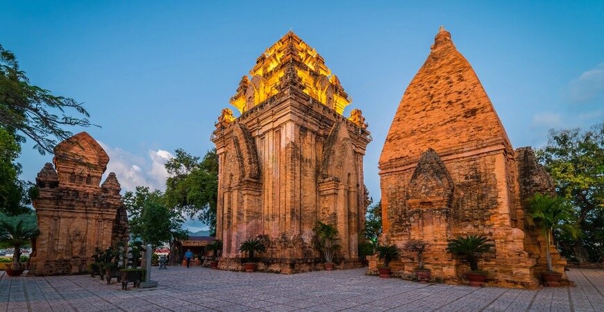 Нячанг храм понагар. Храмовый комплекс понагар вьетнам. Чамские башни. Вьетнам башни понагар. Нячанг храм понагар.