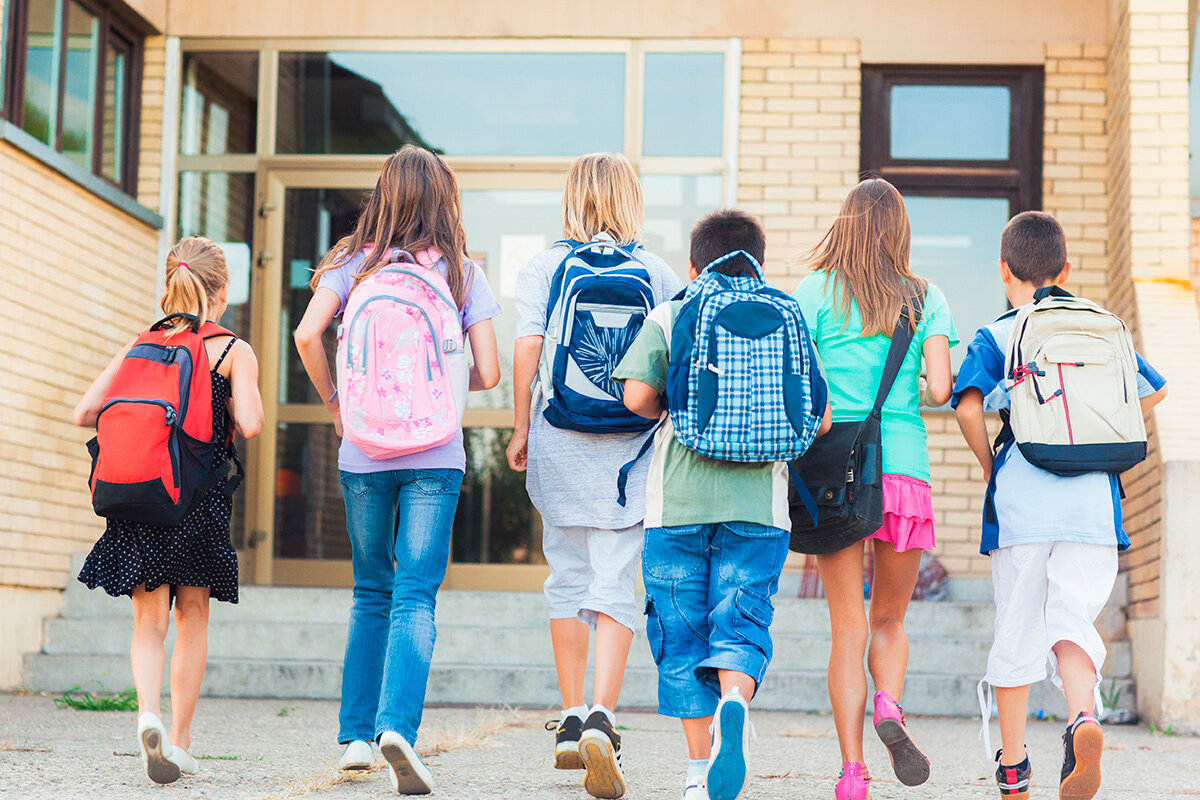 In england children go to school. Дети идут в школу. Школьники идут в школу. Школьник с рюкзаком. Школьники со спины.