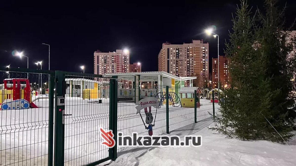     Застройщик детского сада №45 в казанском микрорайоне «Салават Купере» начал ликвидировать замечания от заказчика работ. Об этом сообщил департамент по содержанию и обслуживанию учреждений социальной сферы столицы РТ в ответ на запрос Inkazan.