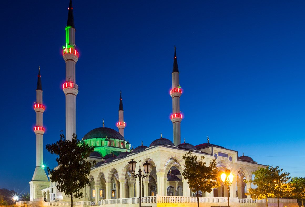 Мечеть кчр соборная. Центральная мечеть черкесск. Мечеть черкесск. Соборная мечеть черкесск. Черкесск соборная соборная мечеть.