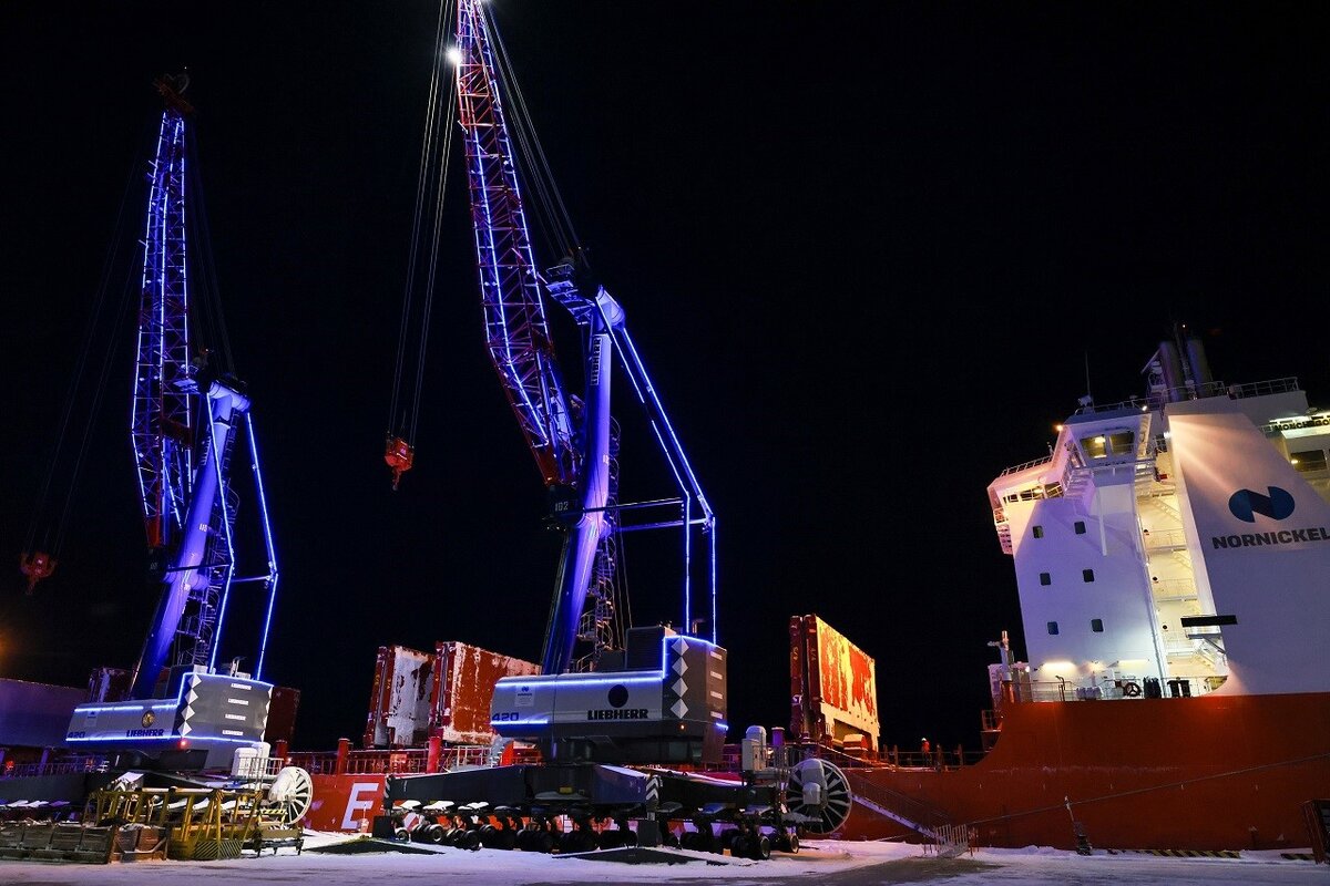     Дудинский морской порт – самые северные морские ворота России международного значения. Он работает уже 86 лет, а статус международного получил в 2012 году