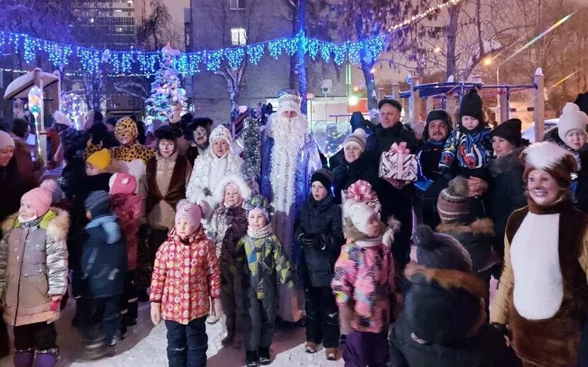    «А у нас во дворе»: жители дома на Гагарина в Ижевске встречают Новый год всем районом
