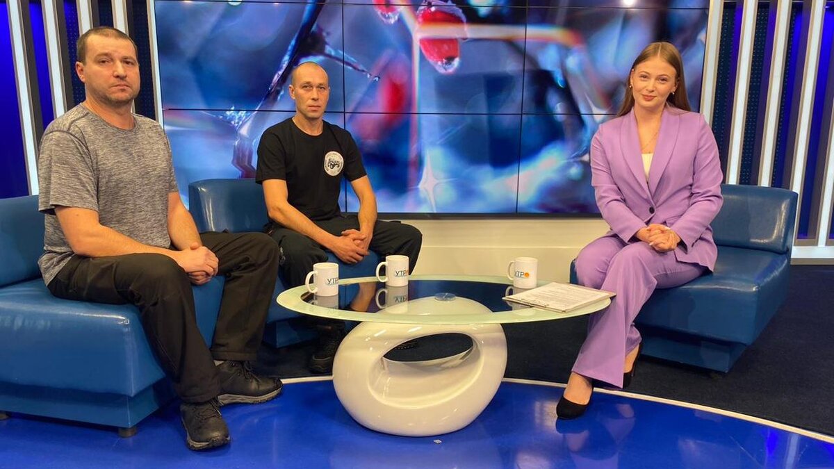    Волонтеры "Курск Джип Спас" помогают водителям выбираться из сугробов