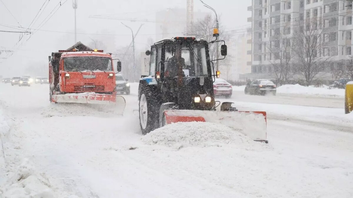     На очистку снега выехали разные виды транспортных средств — комбинированные дорожные машины, тракторы, фронтальные погрузчики, самосвалы и автогрейдеры. Об этом сообщает пресс-служба администрации Ижевска.