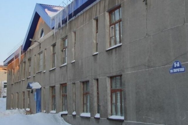    Здание поликлиники, которое хотят закрыть в Воркуте. Родители выступают против. Фото: Из личного архивa/ Ирина Колбина