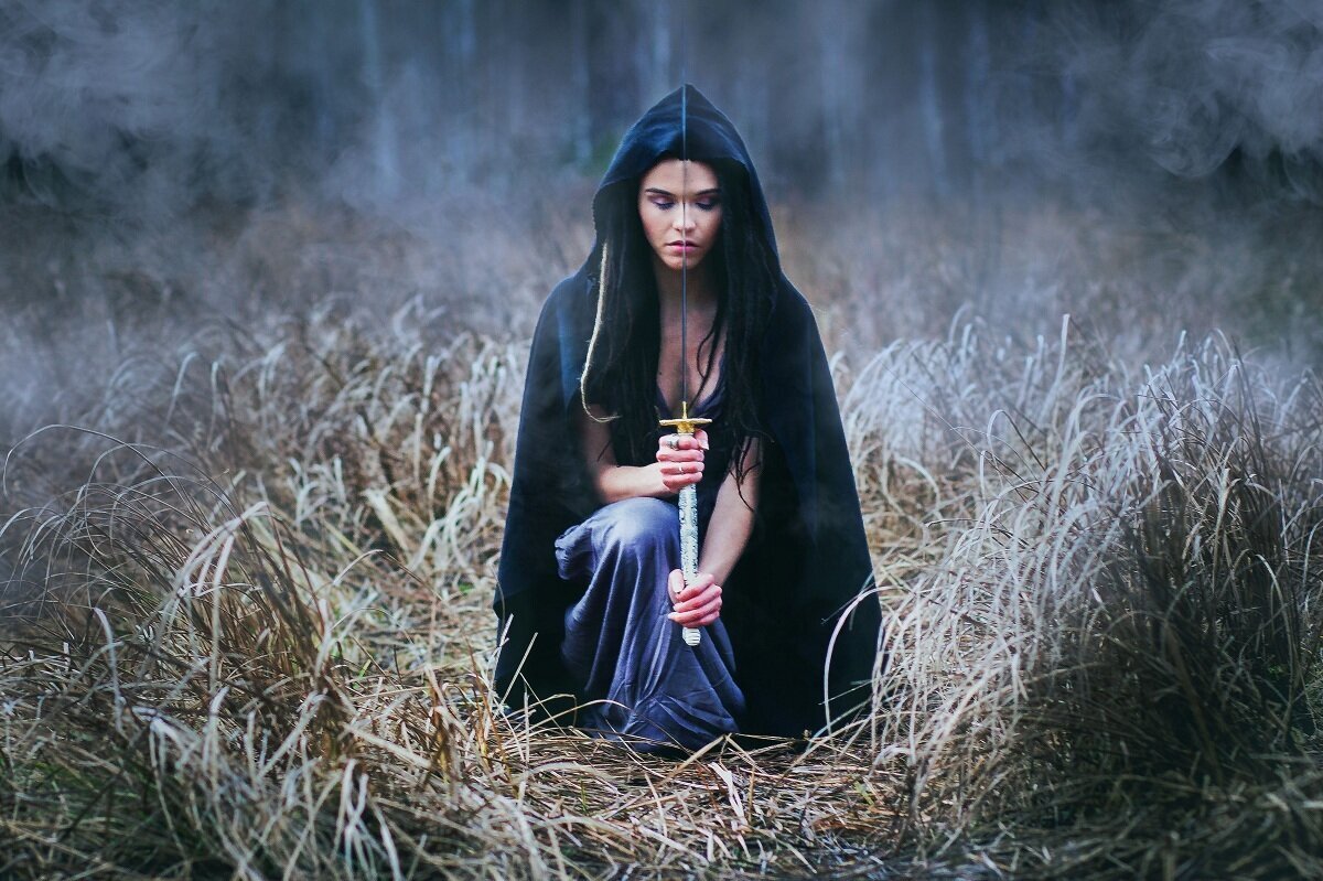 девушка мистика. сказочный фотограф маргарита карева. элина вербицкая. женщина ведьма в современном мире. ведьма фотосессия.