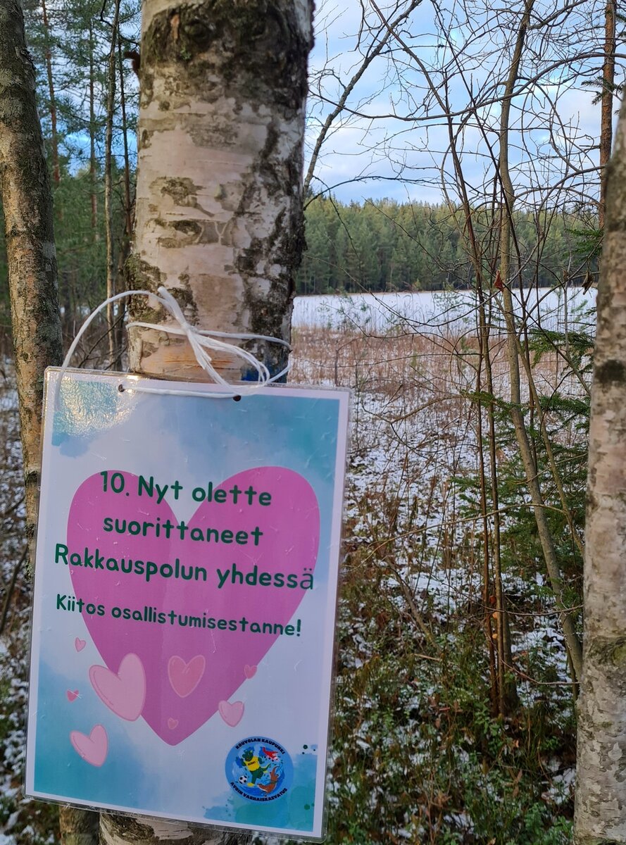 Надпись на плакате: "Теперь вы вместе прошли путь любви. Благодарим вас за это"