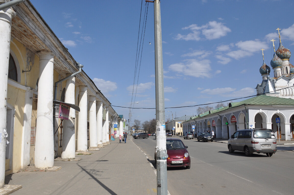 Торговые ряды и церковь Спаса на Торгу (справа).