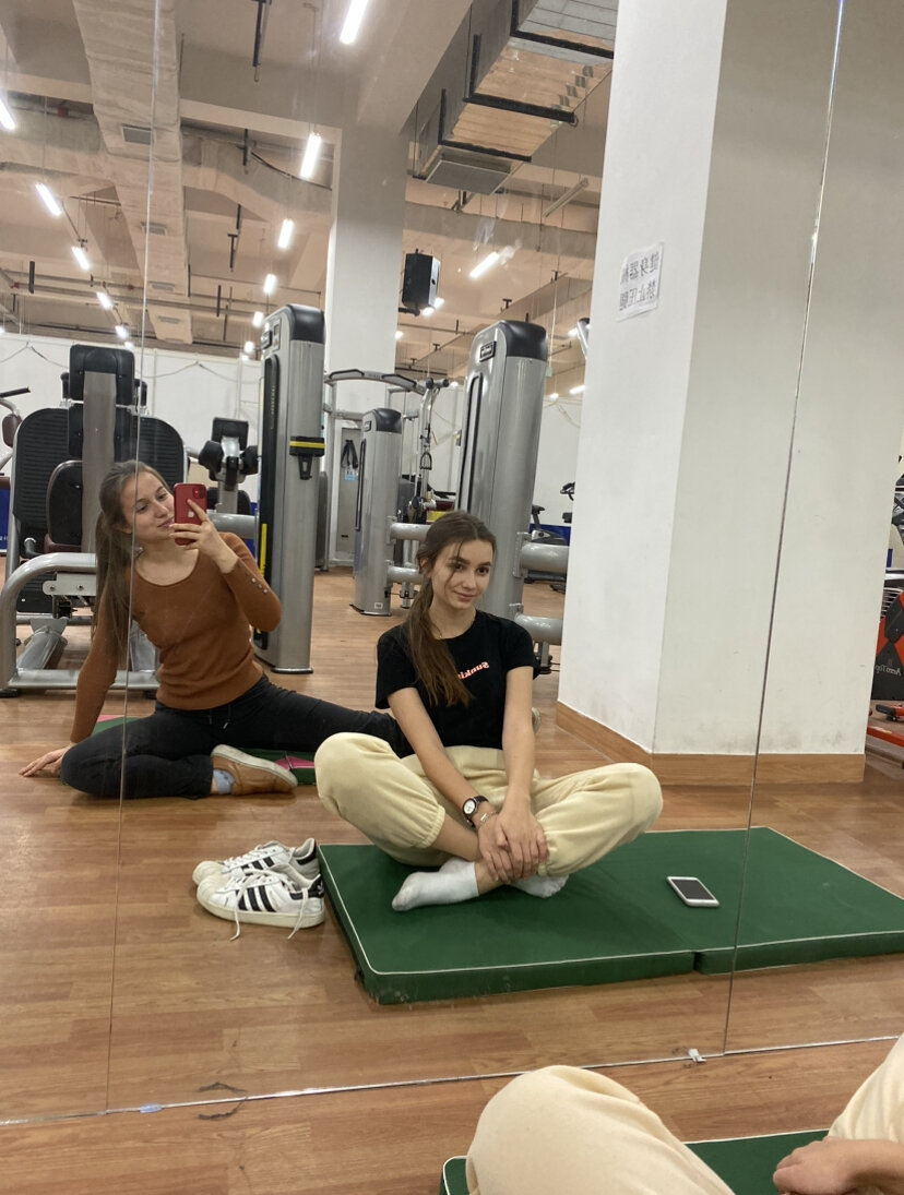 Мы с подругой в спортзале нашего колледжа. Для всех студентов вход был бесплатным👌