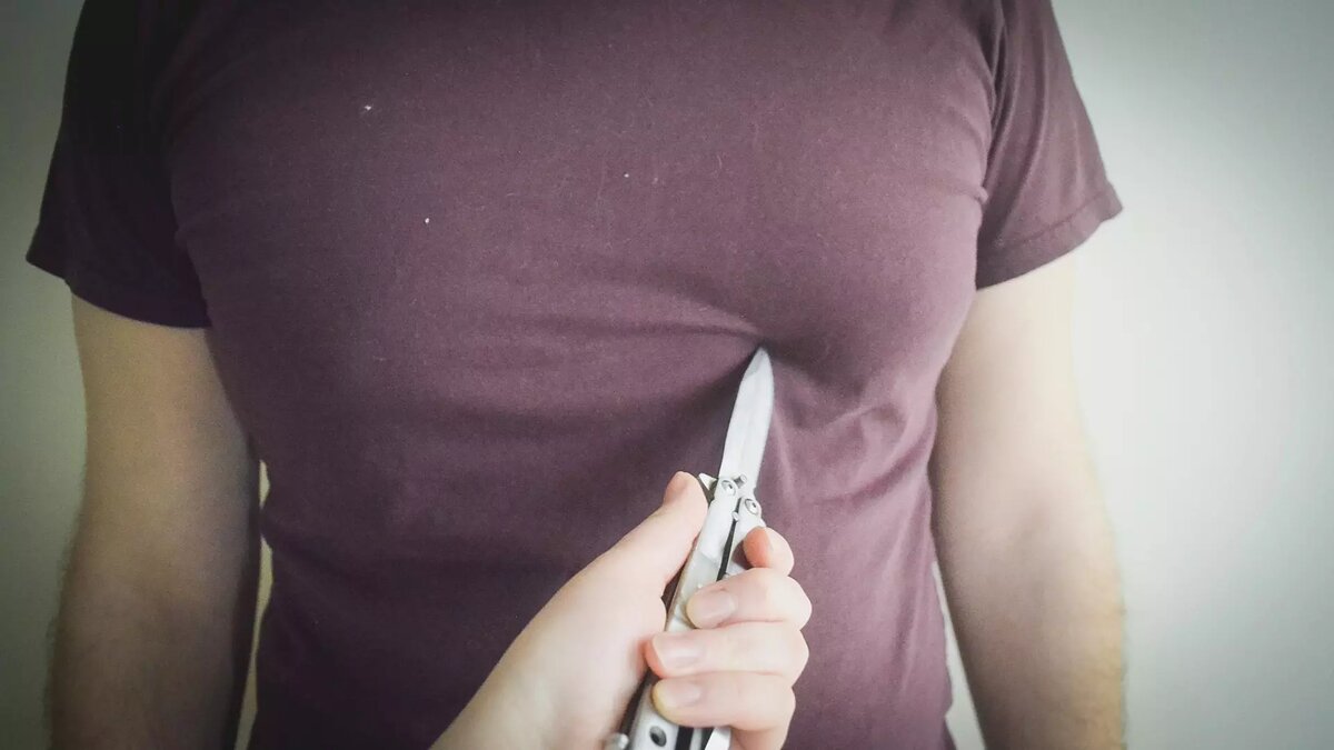     37-летний волгоградец и его 39-летняя возлюбленная ранили друг друга ножом в ссоре, сообщает областная полиция. Мужчине теперь грозит срок за превышение пределов самообороны, а женщине — за нападение.