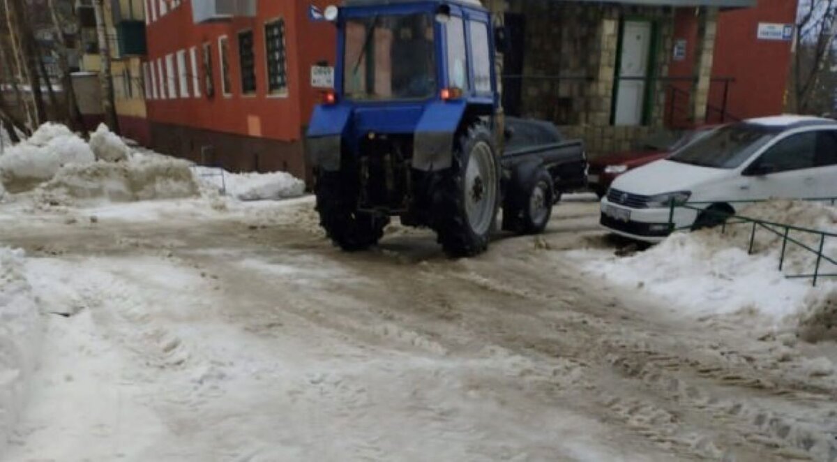 В Курске продолжается уборка дворов от снега и наледи | Вести-Курск | Дзен