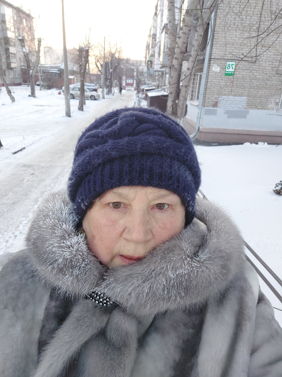 Я одета тепло, но мне не жарко совсем. Иду.  Народ тоже бежит по делам в небольшом куржаке. На улице почти 30. 