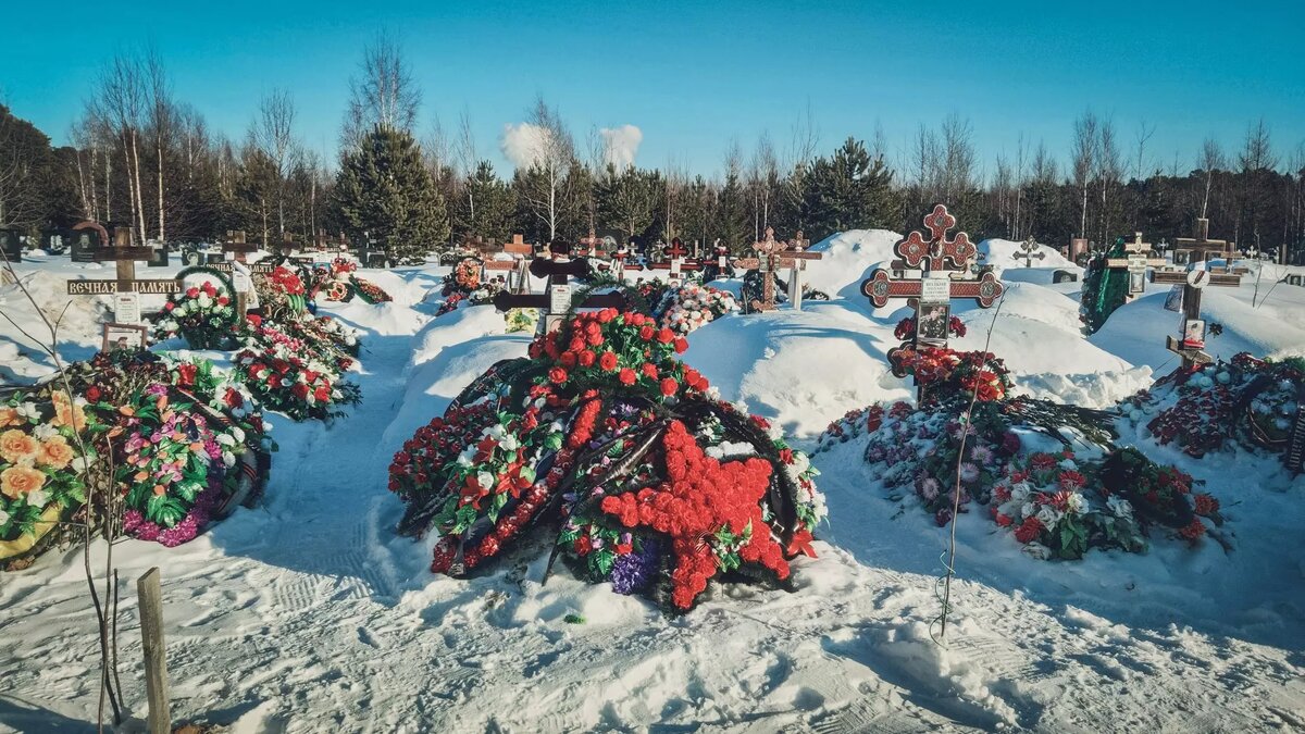     Шёл домой через кладбище, но не дошёл, уснул прямо на погосте. А когда проснулся, обнаружил, что остался без телефона, банковской карты и денег.