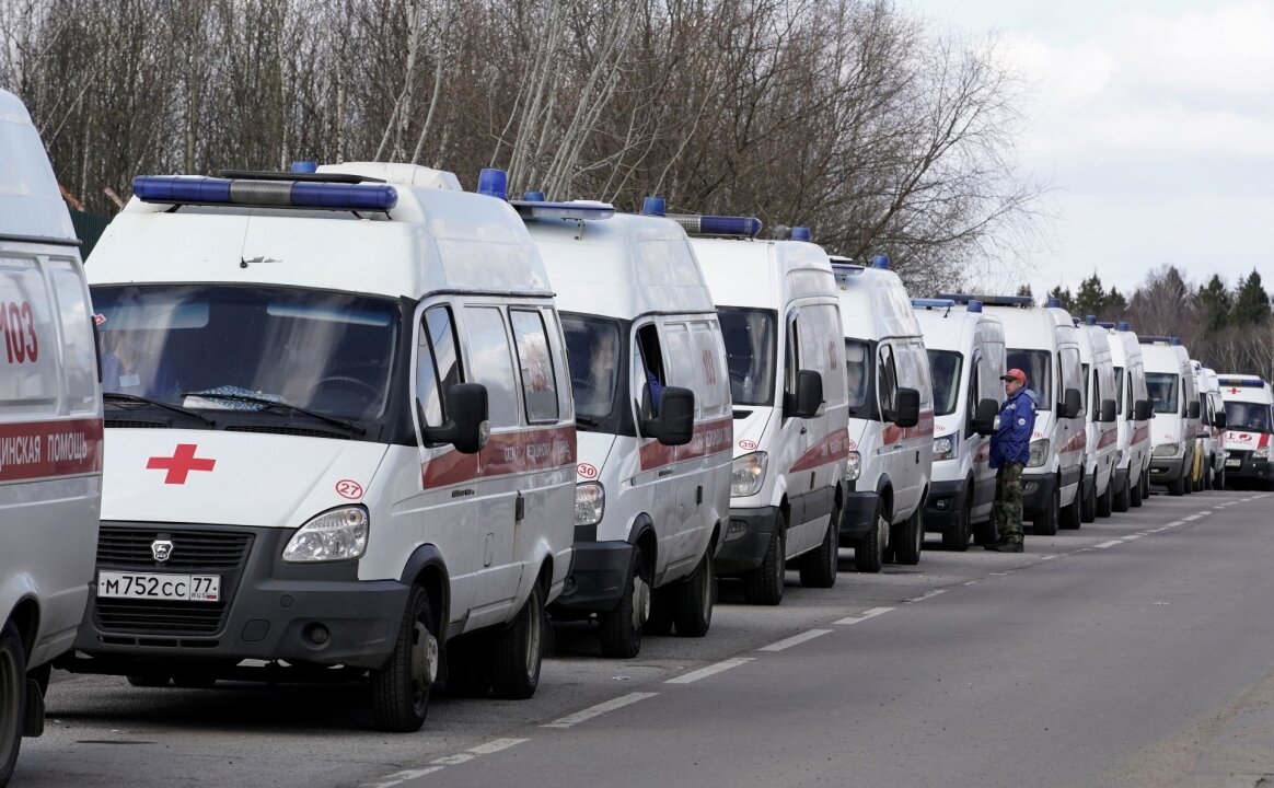    В Депздраве Москвы назвали штатной ситуацией очереди из машин скорой у больниц