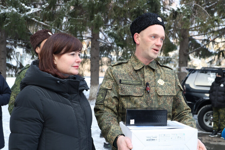    Мэр Кургана Елена Ситникова передала в зону СВО квадрокоптер и приборы ночного видения