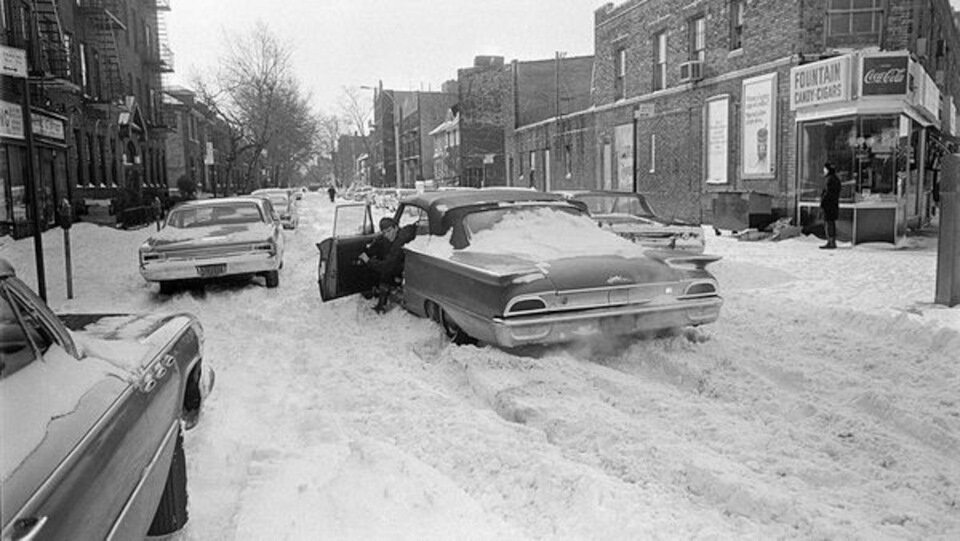 Зима — не самое просто время для любого автомобилиста (да и пешехода), особенно когда погода радует обильным снегом.-2