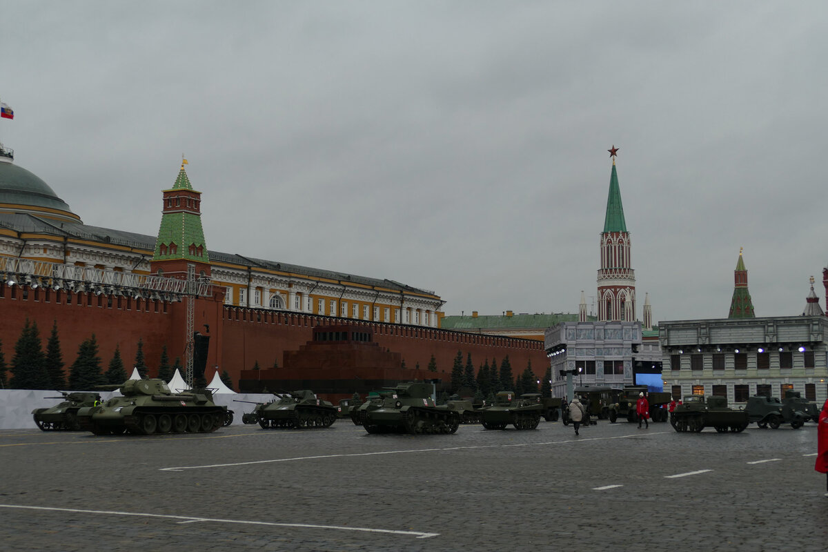 5-7 ноября на Красной площади танков было на порядок больше, чем 9 мая.