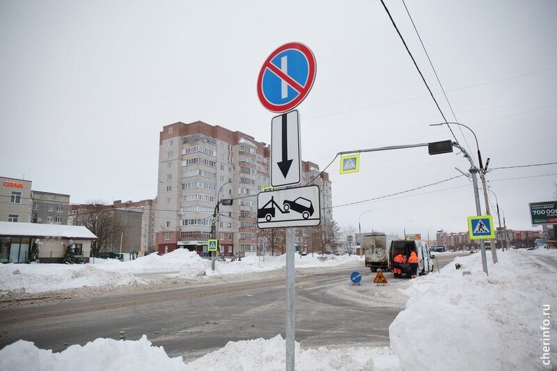    Дорожные знаки уже поставили на участке улицы от Любецкой до Сазонова. На следующей неделе их расставят до конца улицы.