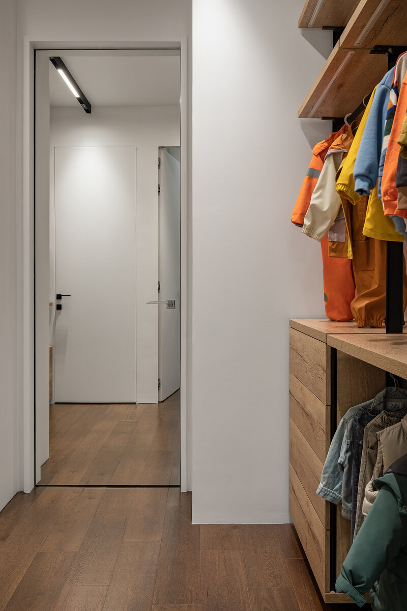 Зеркальная дверь в детской гардеробной