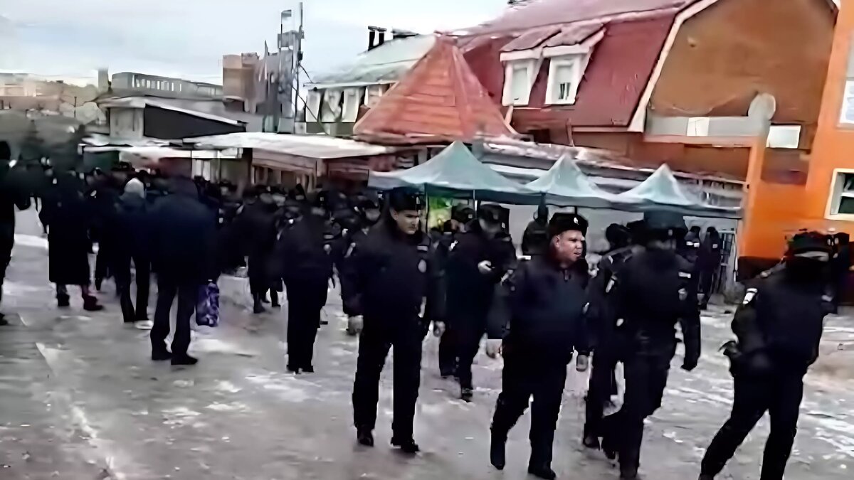     Рейд по выявлению нелегальных мигрантов прошел в Ростове-на-Дону. Там на крупный рынок «Темерник» нагрянул ОМОН. Силовики оцепили территорию, никого не впуская и не выпуская. Местные жители рассказали, что подобные облавы проходили по всему городу.