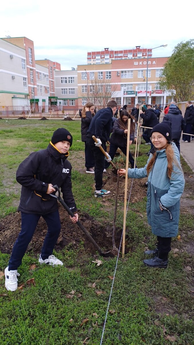 депутаты ЗСК Светлана Ангальт и  Алексеем Бузмаков с директором школы 107 Натальей Чирухиной и школьниками, а так же жителями дома 1 по ул. 3я Целиноградская взамен спиленного аварийного дерева посадили молодые деревья перед входом в школу и на территории школы