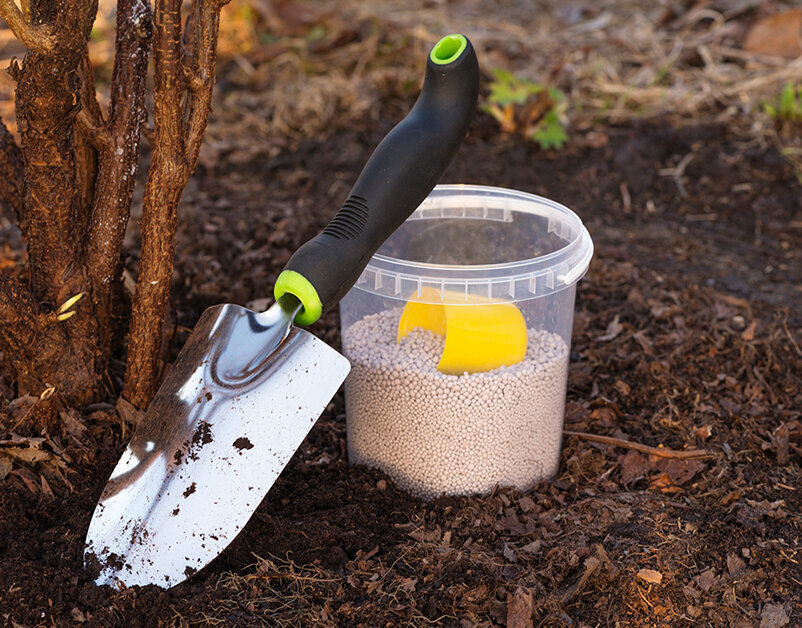 Декабрь садовода. Важливість осінніх добрив для плодових дерев на зиму. Огромное количество снега на деревьях. Садовые деревья зимой. Сад зимой.