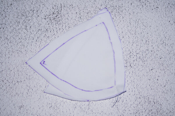 Нижние детали чашки стачиваем между собой на швейной машине прямой строчкой на ширину припуска 