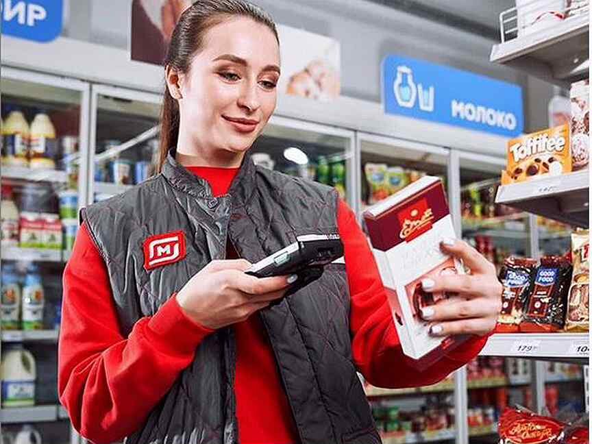 Магнит. Начинающий продавец кассир. Начинающий продавец кассир. Вакансия продавец кассир. Продавец и покупатель на кассе.