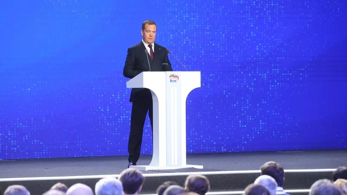     «Единая Россия» на XXI съезде партии единогласно поддержала выдвижение Владимира Путина кандидатом в президенты на выборах 2024 года. Председатель ЕР Дмитрий Медведев заявил, что партия должна использовать все возможности, чтобы Путин одержал бесспорную победу.