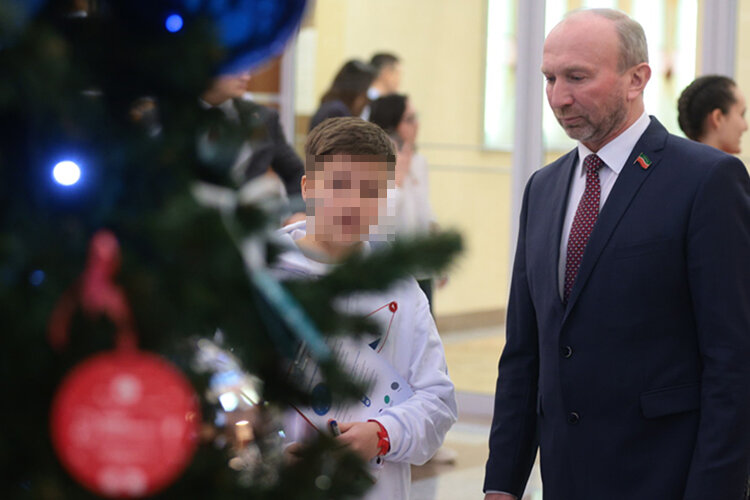    Одним из первых открытку с ветки сорвал Владимир Чагин. Теперь уже бывшему руководителю гоночной команды «КАМАЗ-Мастер» выпало желание 8-летнего Давида, мечтающего об электронном фортепиано Фото: Сергей Елагин