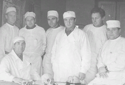 Фото из архива автора. Наша группа на занятиях на кафедре нейрохирургии. Сидит профессор Б.А.Самотокин      