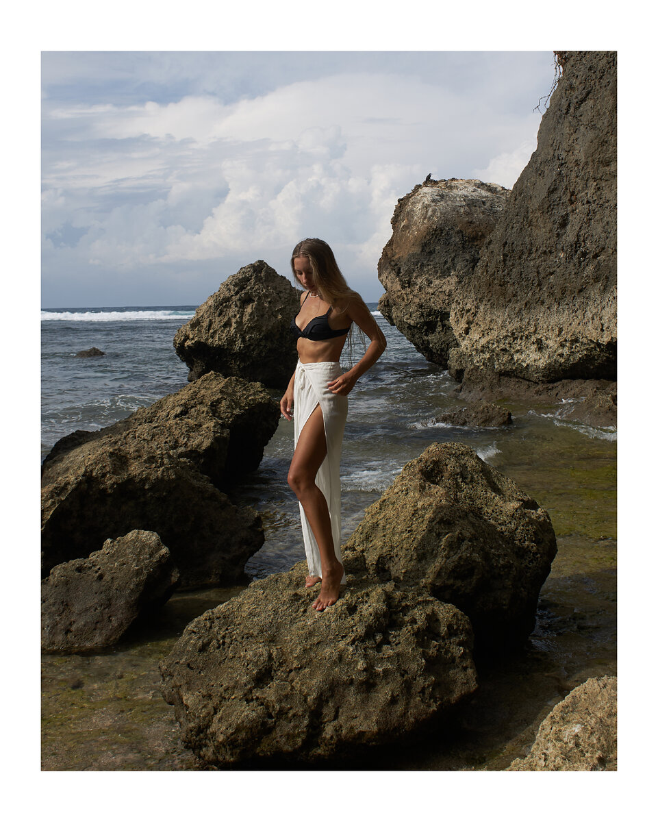  Вчера в разговоре с другом была затронута тема недолюбленности. 
Типа некоторые девушки одеваются откровенно по причине того, что в детстве их недолюбил отец, либо его вообще не было в семье.
 Ммм... Моего папы не стало, когда мне было 11 лет. И да, после в старших классах, институте были периоды, когда я одевалась, мягко говоря, откровенно. И сейчас бывает, че уж там😏
 Одевалась бы я всегда скромно, если б выросла в полной семье? Очень сомневаюсь - это моя природа, состояние, настроение🧜‍♀️
 А мода на то, что бы во всём винить своих родителей, уже заканчивается. Все эти проработки пап, мам, бабушек, дедушек, котов, собак - уже не так активно обсуждаются. Нас воспитывали так, как могли, любили так, как могли. Я очень благодарна своей маме за то, что она совершенно не занималась мной - не контролировала, не проверяла уроки, никогда не ждала меня с дискотек, а ложилась спать, даже не думая во сколько я приду домой-пришла и ладно) Хотя сейчас можно было бы отнести туеву кучу денег психологу, прорабатывая её. 
Но я очень люблю деньги и они меня любят😍 Поэтому когда слышу что то про недолюбленность, это для меня звоночек: Динь-Динь 🔔 - а люблю ли я себя, а забочусь ли я о себе, а берегу ли я себя?
 И это не про очередную классную шмотку или помаду, а про:
😴лечь спать пораньше, вместо скучной вечеринки, 
🥑про накормить себя полезной едой, когда голодна, а не за компанию, 
💆про йогу на рассвете, даже если тело говорит "нуу нет, опять эта йога, вчера ж была, мы чи каждый день это делать будем🙄", 
🧞‍♂️про общение с приятными людьми на глубокие темы, 
🌊про жить там, где хочется, а не " где родился, там и пригодился😶"(родилась я на Камчатке 🥶🐻). 
Я сама для себя заботливый и любящий родитель. 
 Из этого состояния легко оказывать поддержку родным и близким людям, а не пытаться напитаться 🧛‍♀️ за их счёт, нОя что кто-то когда-то меня не долюбил. 
 Всем любви и объятий 🤍