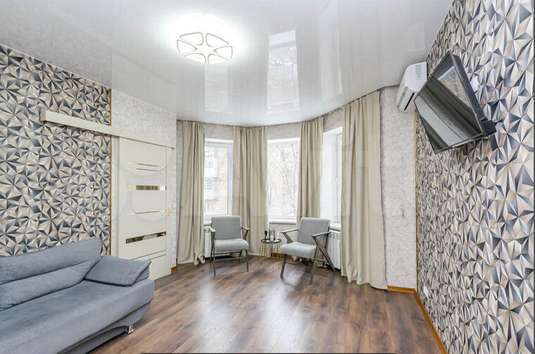    Трехкомнатную квартиру в центре города можно снять за 16,5 тысяч рублей в сутки