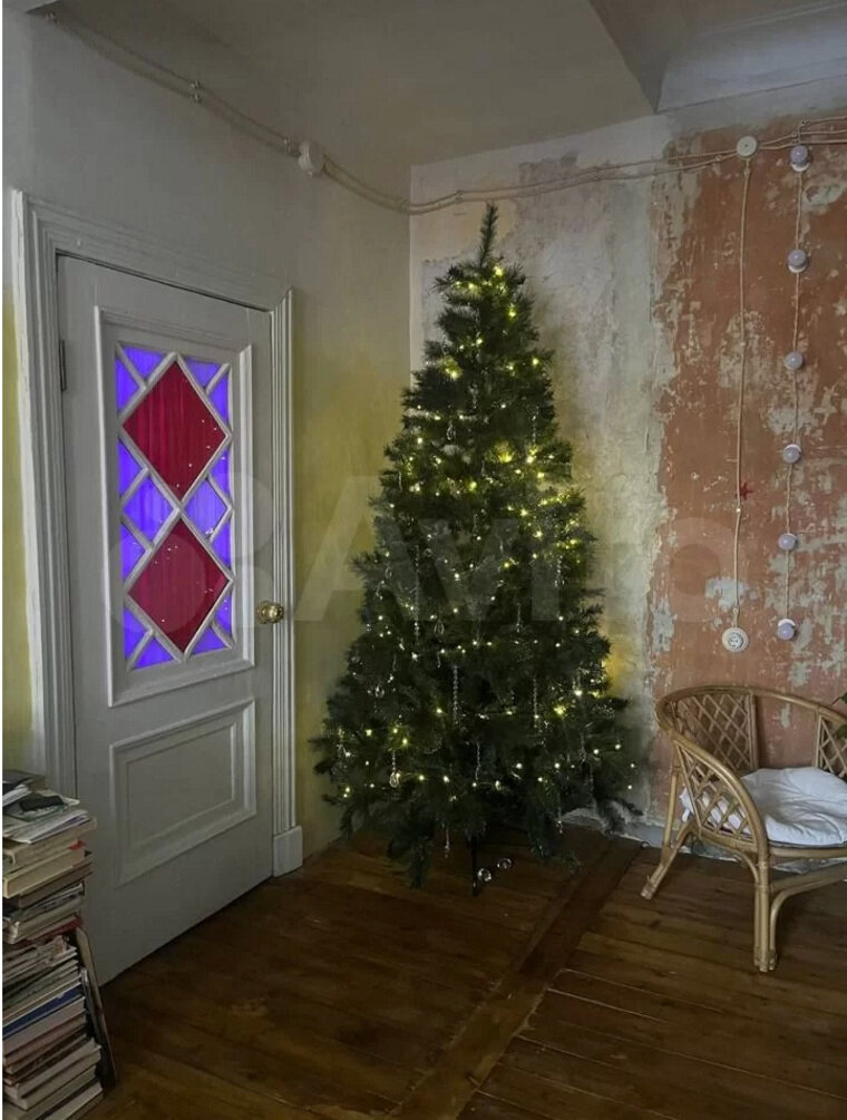    В квартире за 12 тысяч рублей в сутки в «сталинке» уже нарядили елку