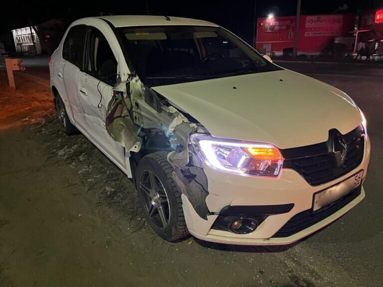    В Соль-Илецке тепловоз задел «Рено», который пытался проскочить через переезд Белов Михаил Александрович