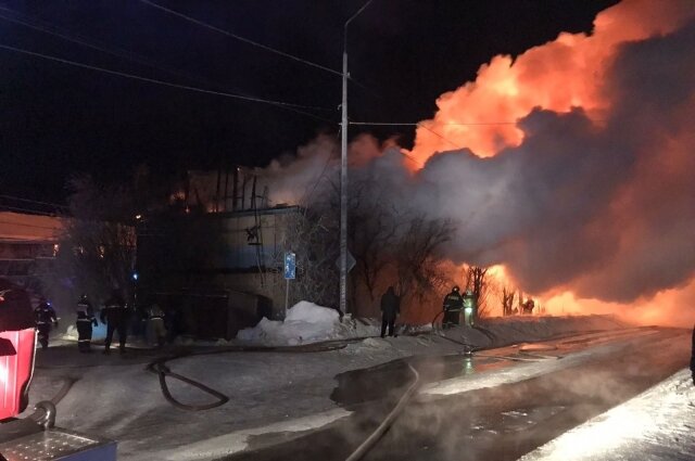    Пожарные боролись с огнем более трех часов. Фото: Прокуратура ЯНАО