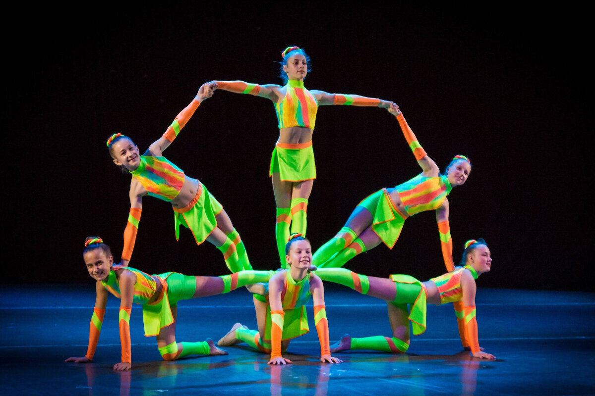 Современный эстрадный танец. Эквилибристика гимнастика цирк. Цирковые трюки для детей. Акробаты в цирке. Цирковые элементы.