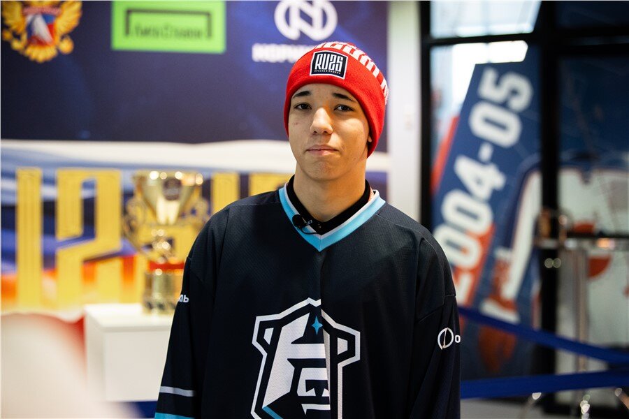  Хоккеист юниорской сборной Норильска 14-летний Алан Бадалов вручил приз лучшему игроку кубка Первого канала.
