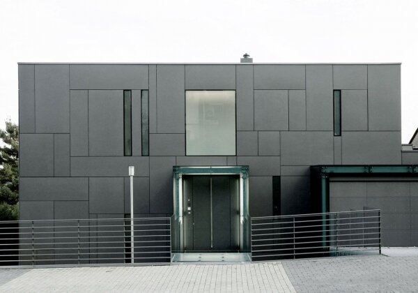 Фасад выполнен из композитного материала 