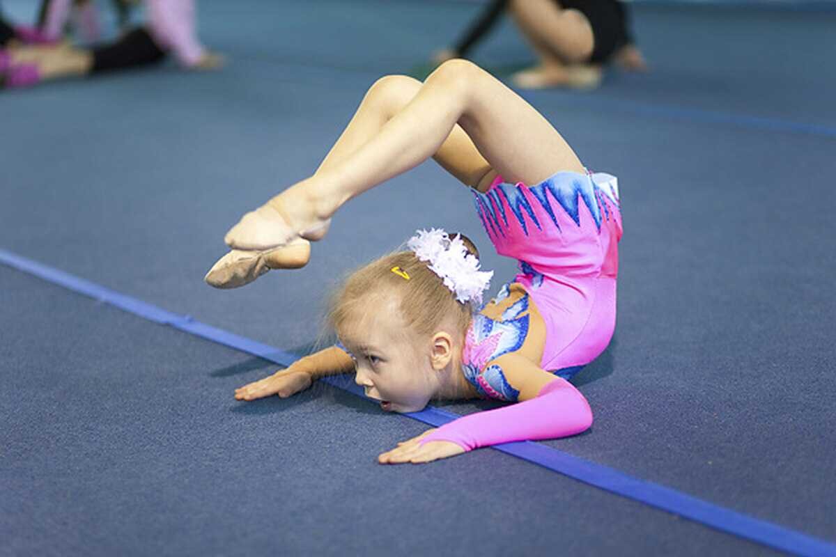 Спортивная девочка маленькая. Гимнастические элементы для детей. Элементы гимнастики для детей. Элементы гимнастики легкие. Гимнастические движения для детей.