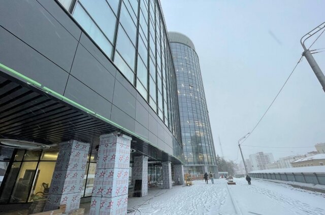    Колонны входной группы пока обтянуты защитной пленкой. Фото:  АиФ