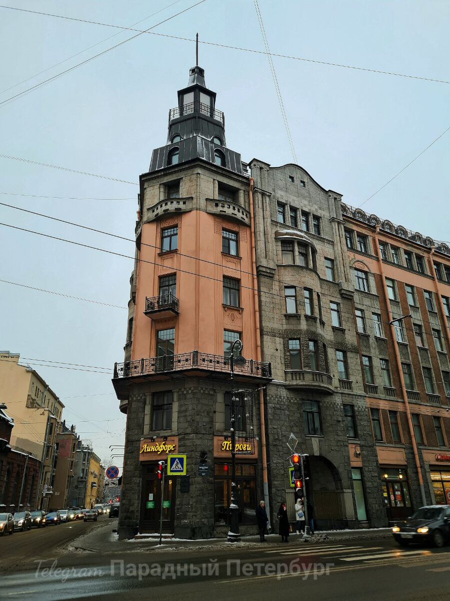 Фото: Парадная гостья
