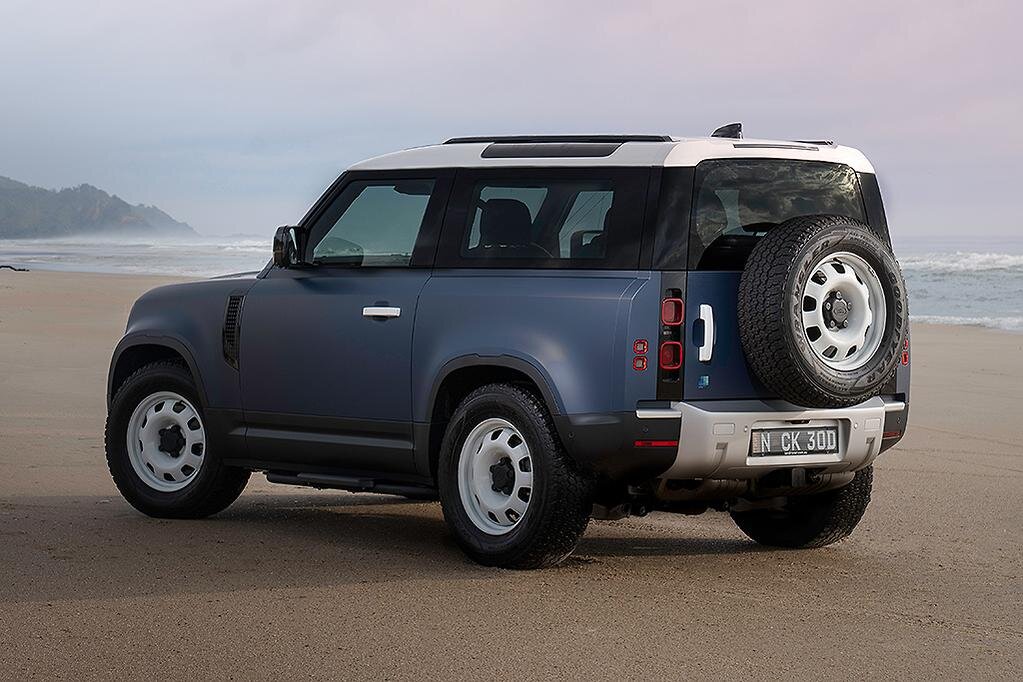 Land Rover Defender Pacific Blue Edition. Фото взято из открытых источников