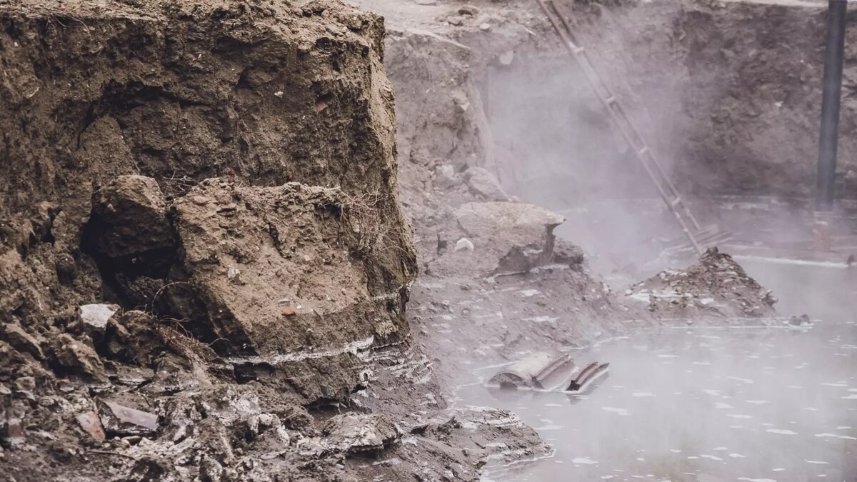     В Ростове на улице Максима Горького из-под земли забили струи горячей воды, видео прислал личный корреспондент RostovGazeta.