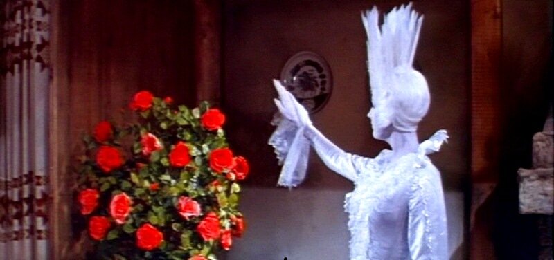 Cнежная королева (Н. Климова). Положительные герои живут в декорациях тёплых оттенков. На этом фоне гостья с Севера выглядит ещё более пугающей. Источник: kino-teatr.ru