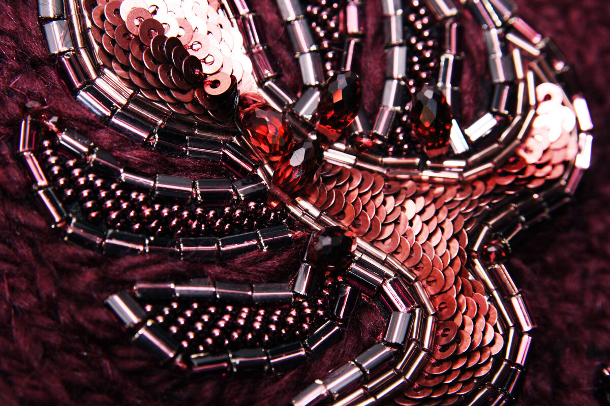 Свитер ручной вязки с ручной вышивкой. Фотография моей работы.