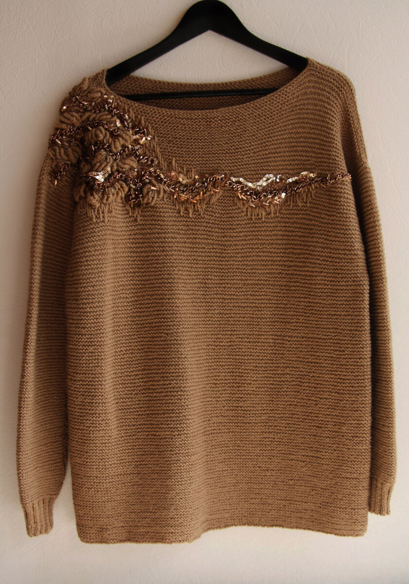 Свитер ручной вязки с ручной вышивкой. Фотография моей работы.