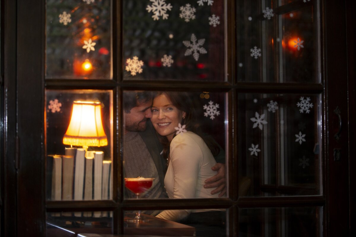     Как сделать красивые украшения на окна к Новому году: 15 идей