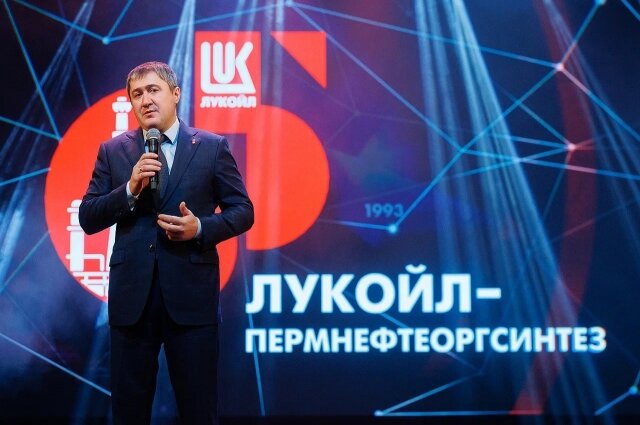    Дмитрий Махонин поблагодарил нефтепереработчиков за их труд. Фото: Пресс-служба «ЛУКОЙЛ-Пермнефтеоргсинтез»/ Сергей Королёв