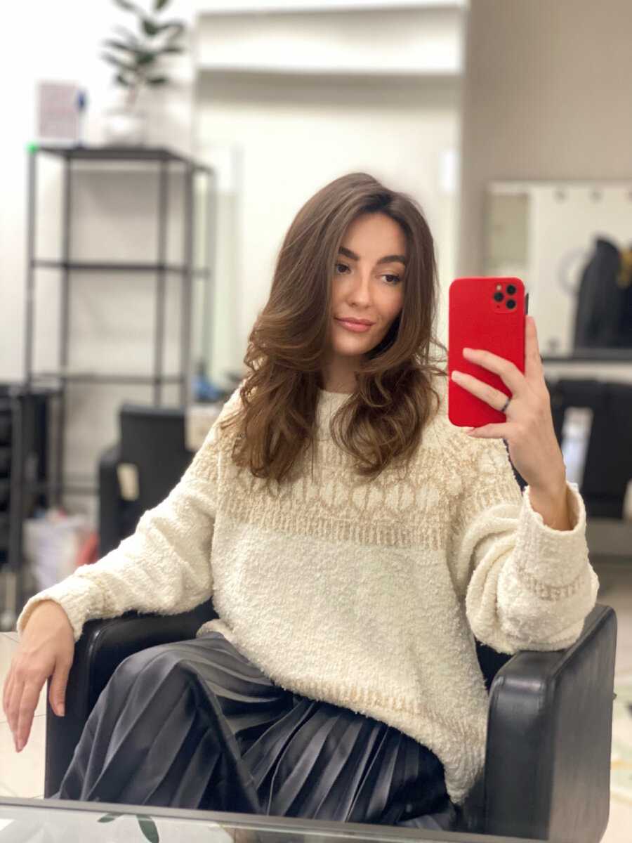 Сижу в том самом коворкинге, о котором пишу в статье. Когда сзади все заблюрено — идеально))